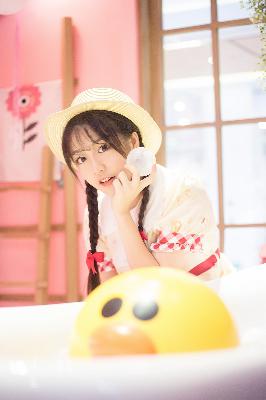 年轻漂亮的女士护士内衣