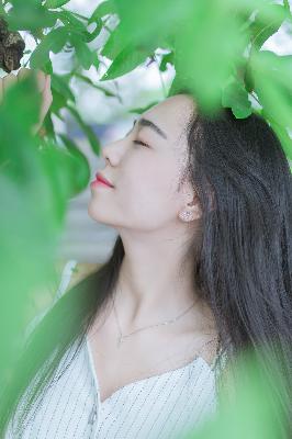 小保姆在厨房做饭