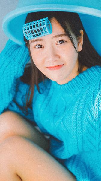 中午妈妈在厨房做饭