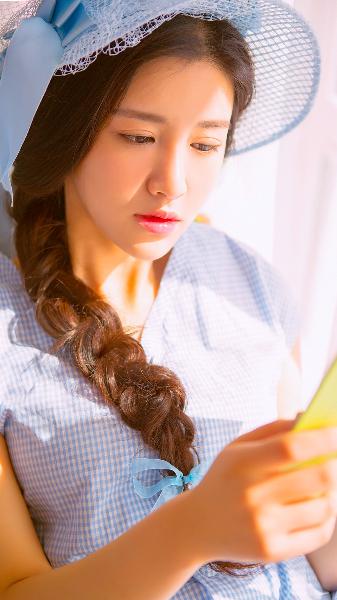 中午妈妈在厨房做饭